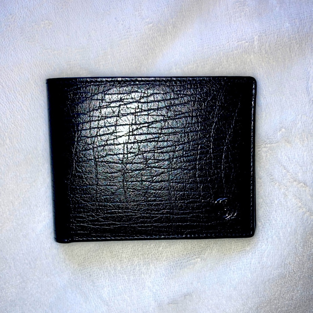 Brand new Gucci wallet it has never been used and sat in the box the whole time.